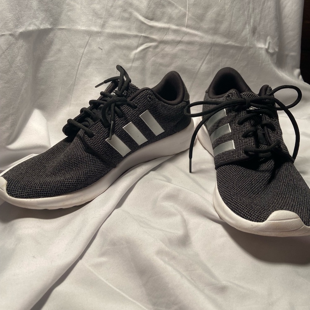 Adidas cloud foam tennis shoes size 7. Lightly used